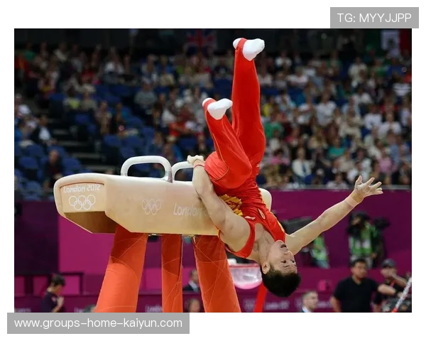 体操单杠运动员失手空翻仍成功落地