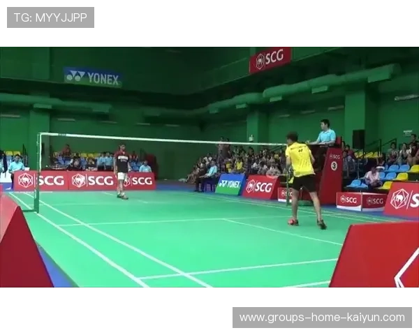 羽毛球反手救球飞出界外再救回：极限挑战与运动精神的完美呈现