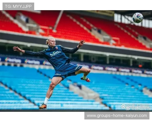 曼城门前混战中哈兰德抢点得手，帽子戏法完成